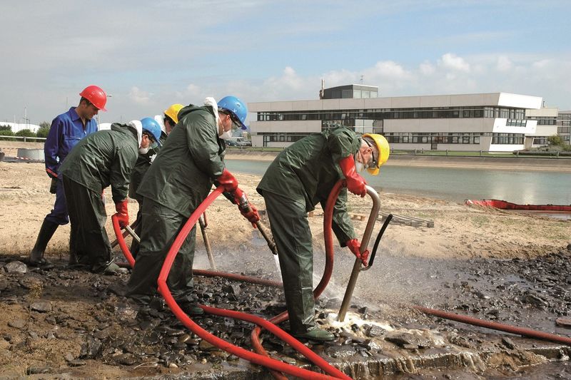 Oil and HNS spill response in superficial waters | Cedre's standard courses  